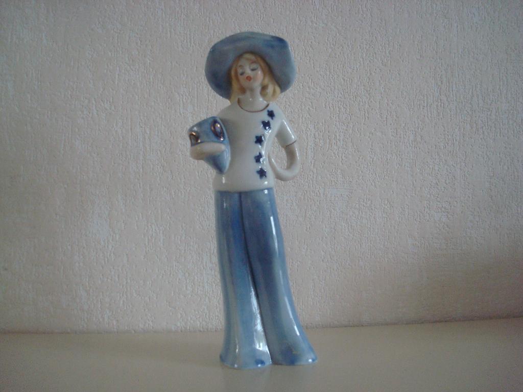 Beeld dame met hoed en vaas., Ophalen of Verzenden, Zo goed als nieuw, Mens