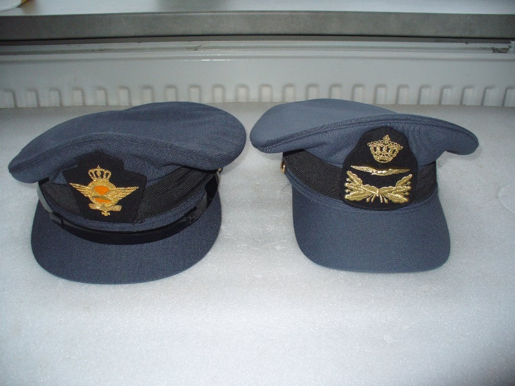 2 luchtmacht petten, Ophalen of Verzenden, Luchtmacht, Nederland, Embleem of Badge
