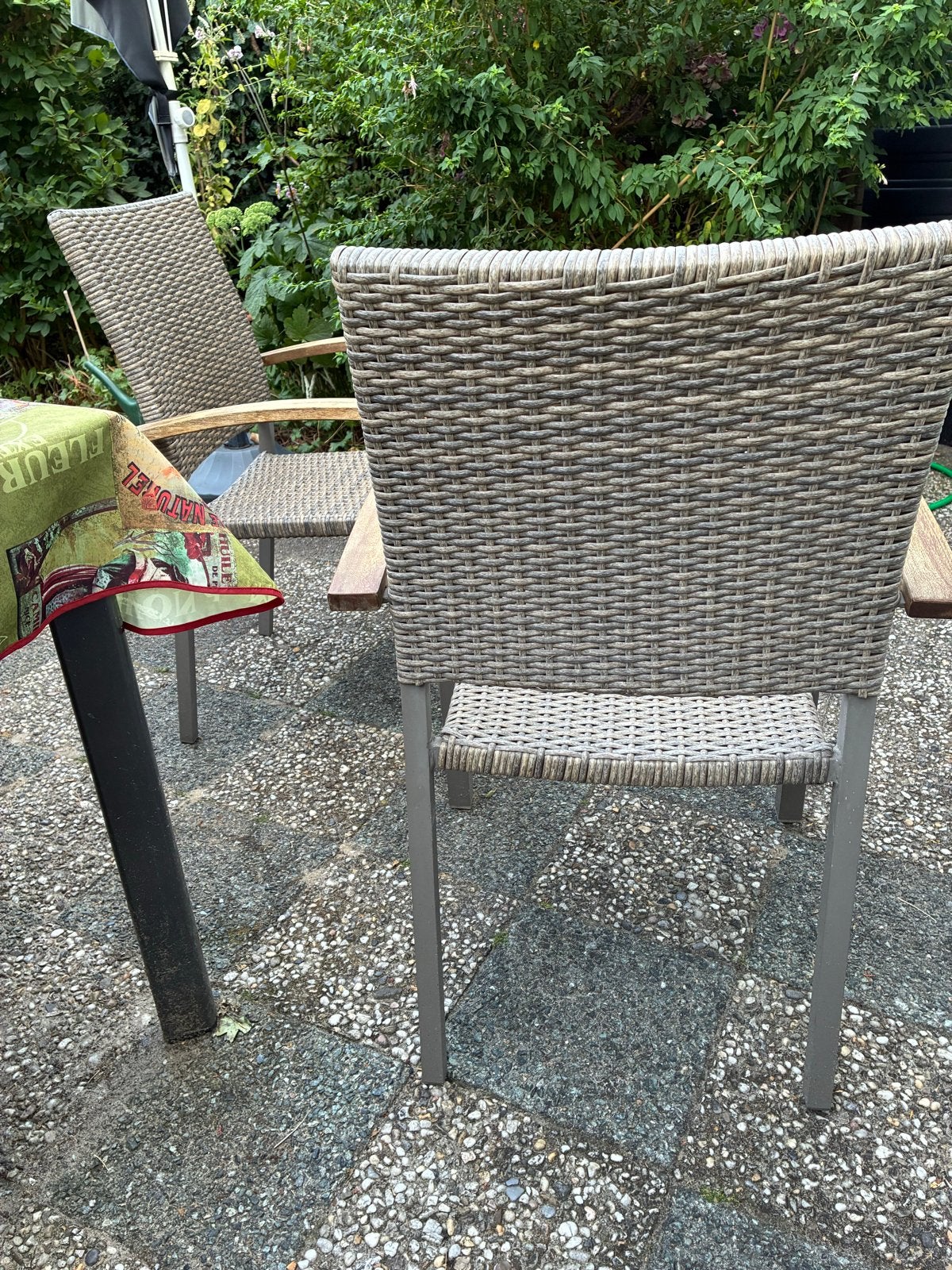 Twee stapelbare tuinstoelen met wicker en houten armleuninge, Ophalen, Gebruikt, Wicker, Stapelbaar