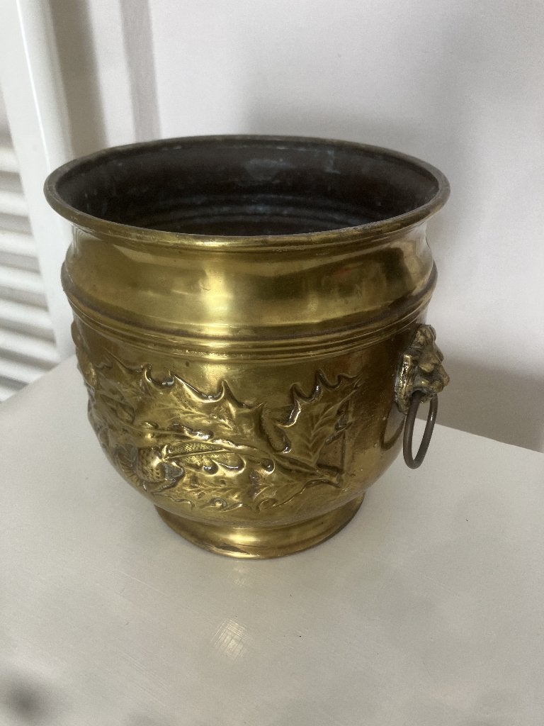 Antieke plantenpot met leeuwenkoppen en distels, Ophalen of Verzenden, Koper