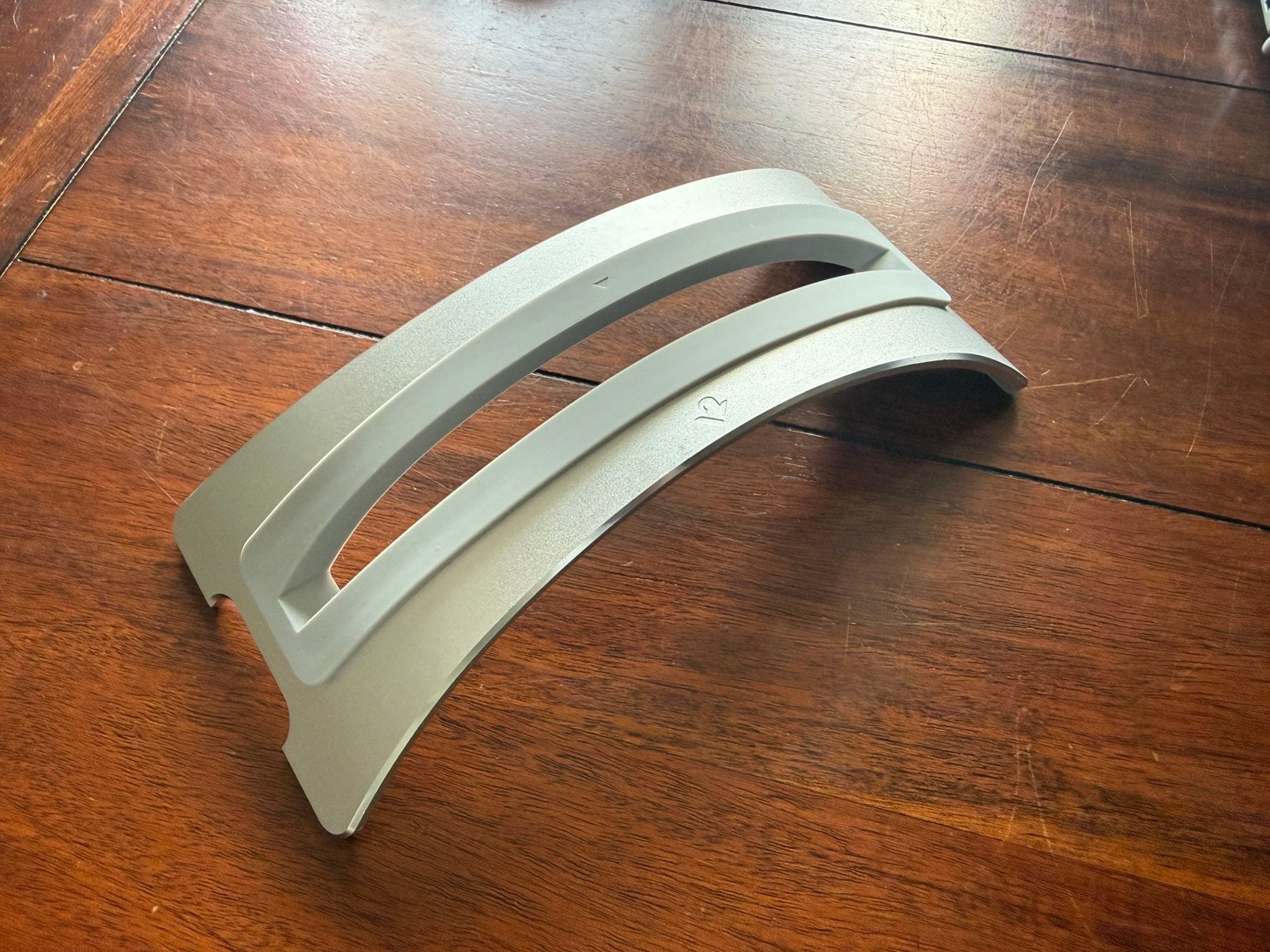 Verticale desktop standaard voor o.a. Macbook Air, Ophalen, Zo goed als nieuw