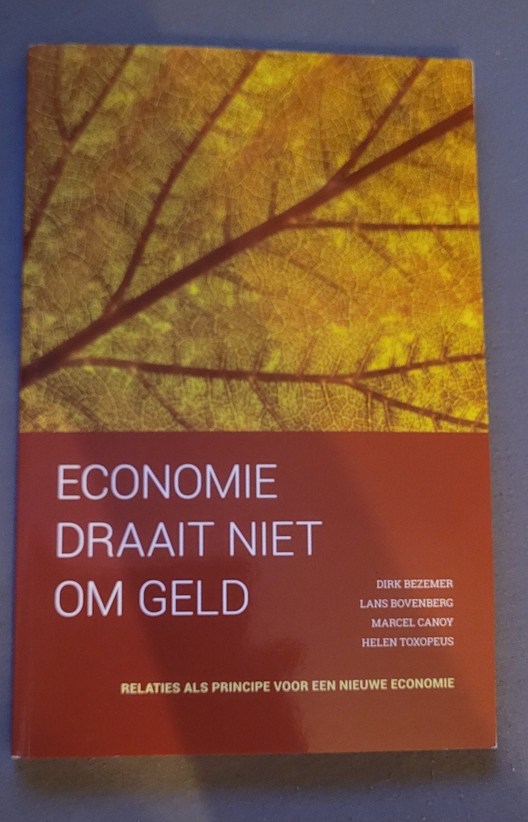 Economie Draait Niet Om Geld - Nieuwe Economie, Ophalen of Verzenden, Gelezen, Economie en Marketing, Dirk Bezemer, Lans Bovenberg, Marcel Canoy, Helen Toxopeus