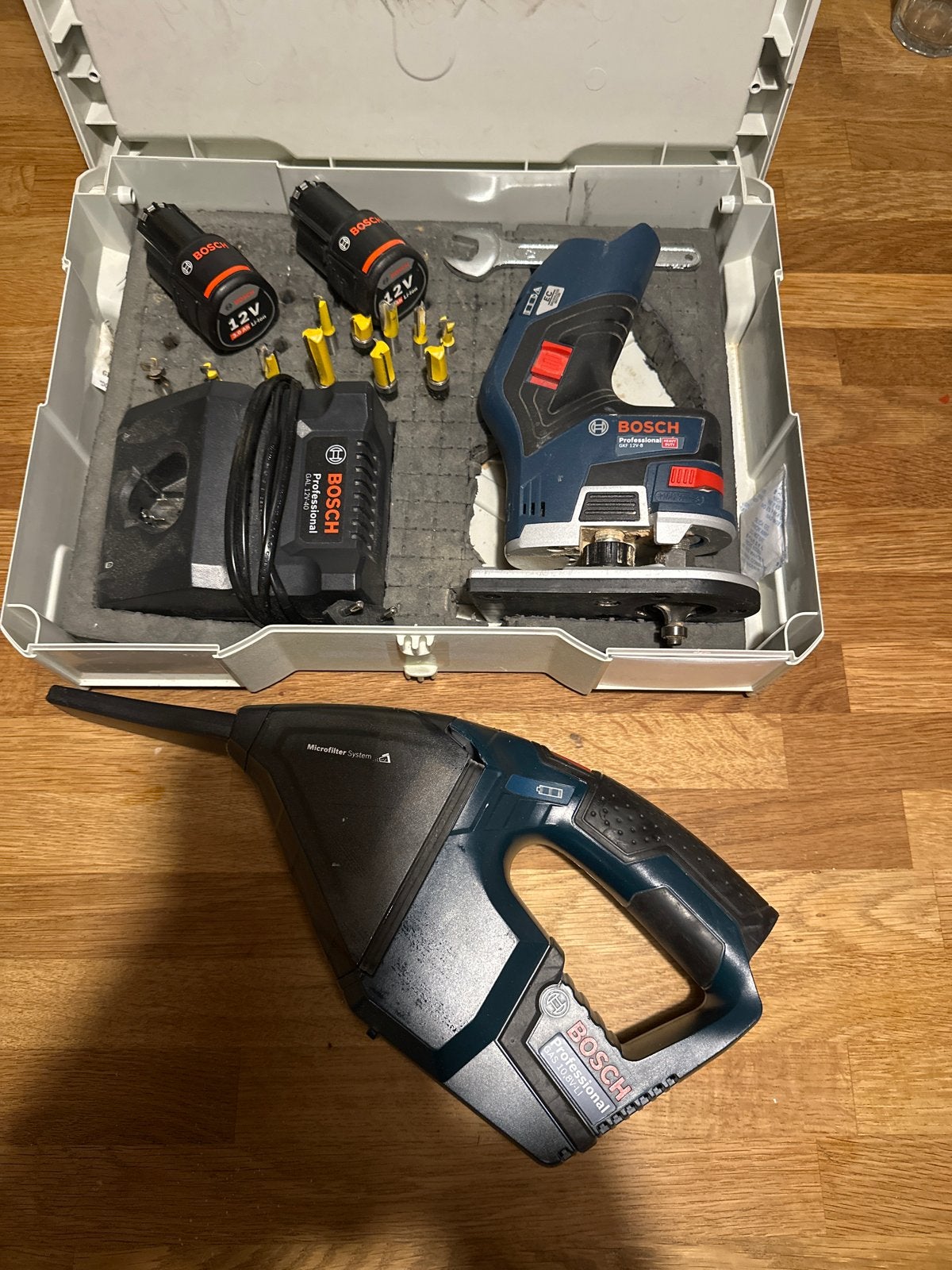 Bosch GKF 12V-8 Bovenfrees met GAS 10.8 V-LI Stofzuiger, Ophalen of Verzenden, Gebruikt, Accu, Bovenfrees