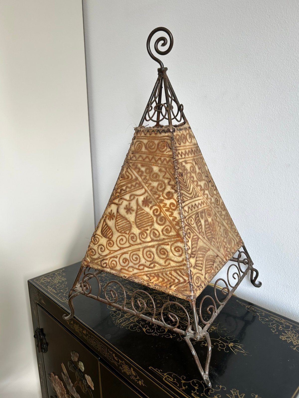 Handgemaakte Marokkaanse lamp gespannen met geitenleer, Ophalen of Verzenden, Zo goed als nieuw