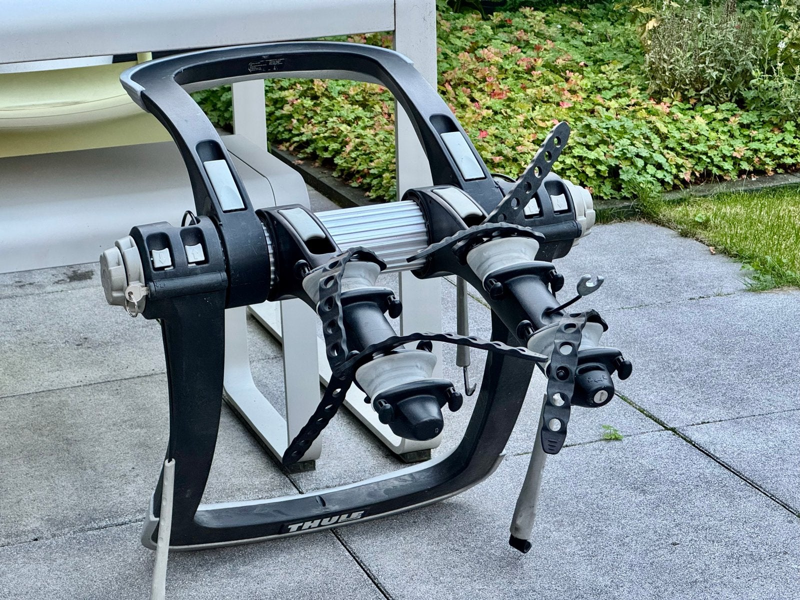Thule Raceway achterklep fietsendrager + frame adapter, Ophalen of Verzenden, 2 fietsen, Gebruikt, Achterklepdrager