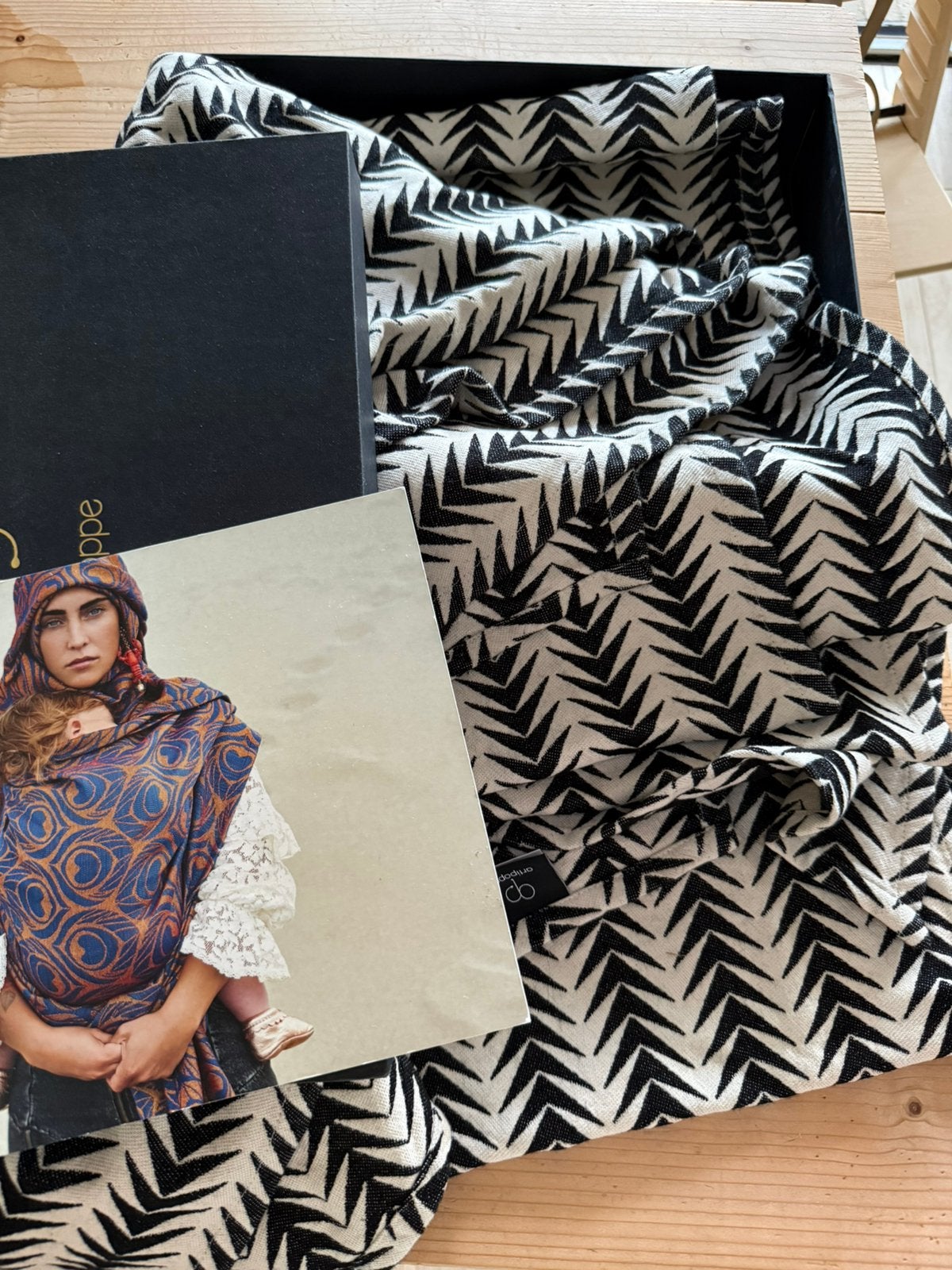 Artipoppe draagdoek arrow zwart wit, Kinderen en Baby's, Babydragers en Draagdoeken, Ophalen, Zo goed als nieuw, Draagdoek, Overige merken