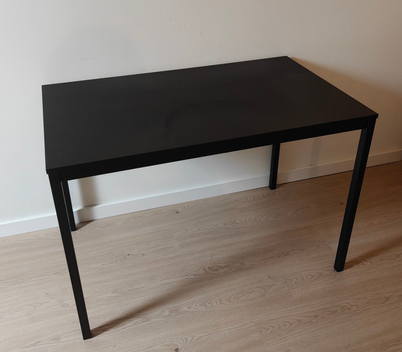 Zwart bureau / tafel – 110 × 67 × 74 cm, Overige houtsoorten, Gebruikt, 100 tot 150 cm, Tot twee personen