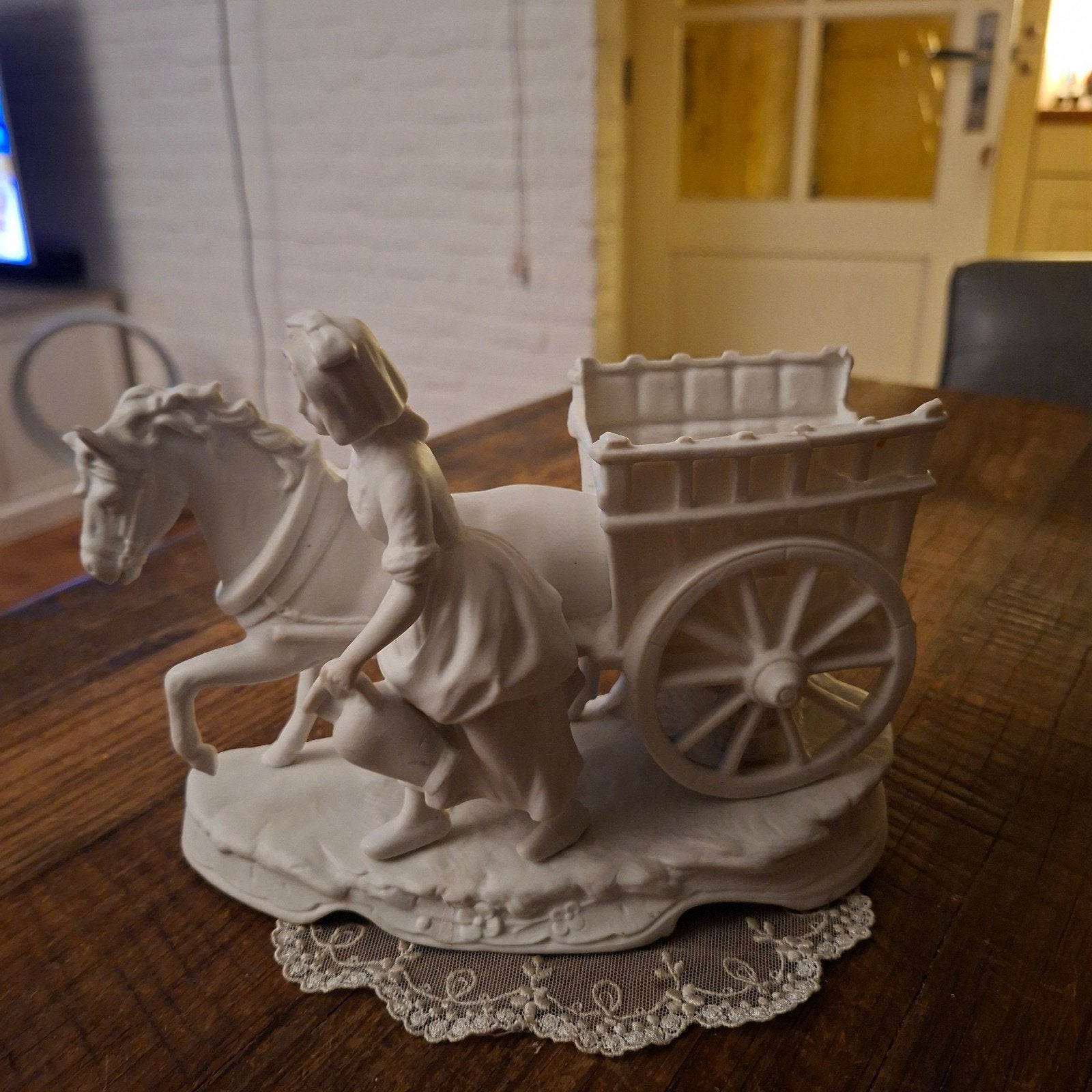 Oud Biscquit Beeld Vrouw met Paard 20x15 cm groot, Ophalen of Verzenden