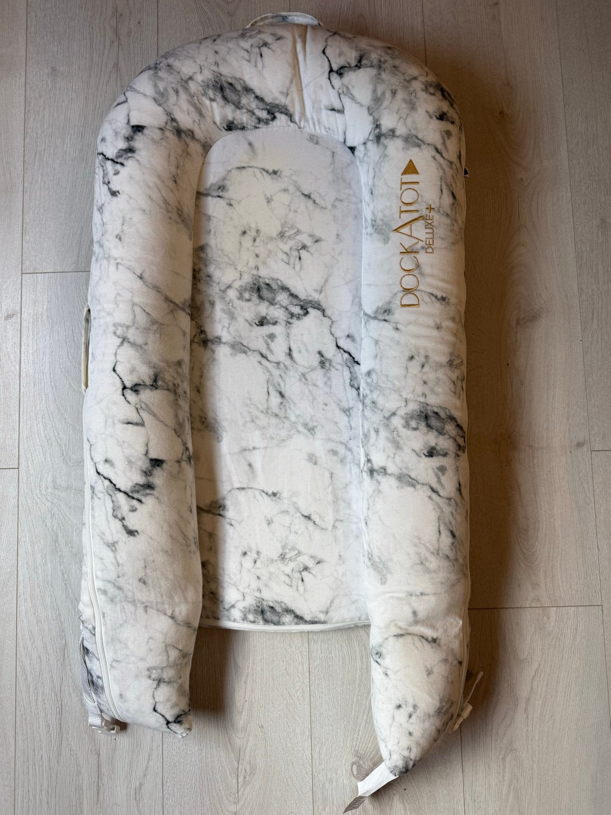 DockATot Deluxe+ Babynestje - Marmerprint, Ophalen of Verzenden, Zo goed als nieuw