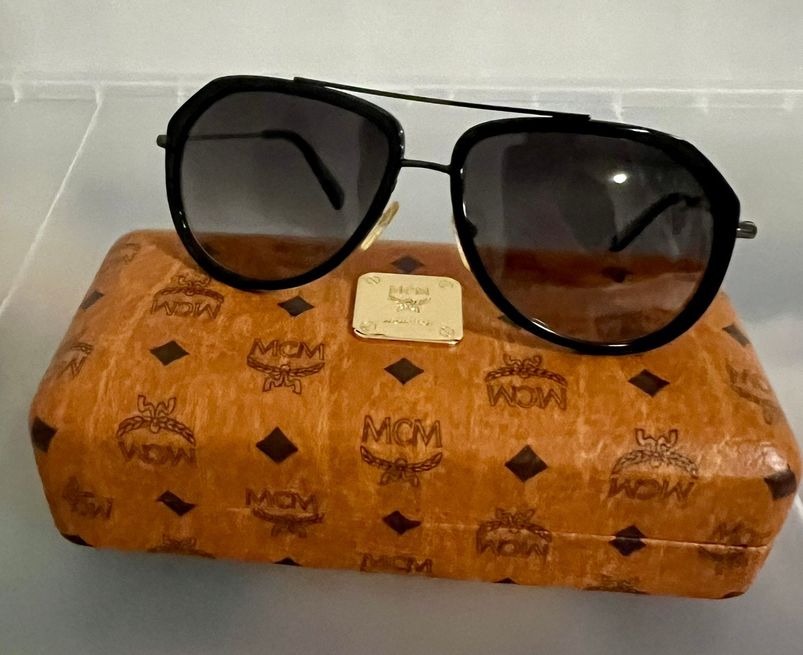 MCM Zwarte Zonnebril met Leer MCM Etui (Unisex), Overige merken, Zonnebril, Verzenden, Zwart