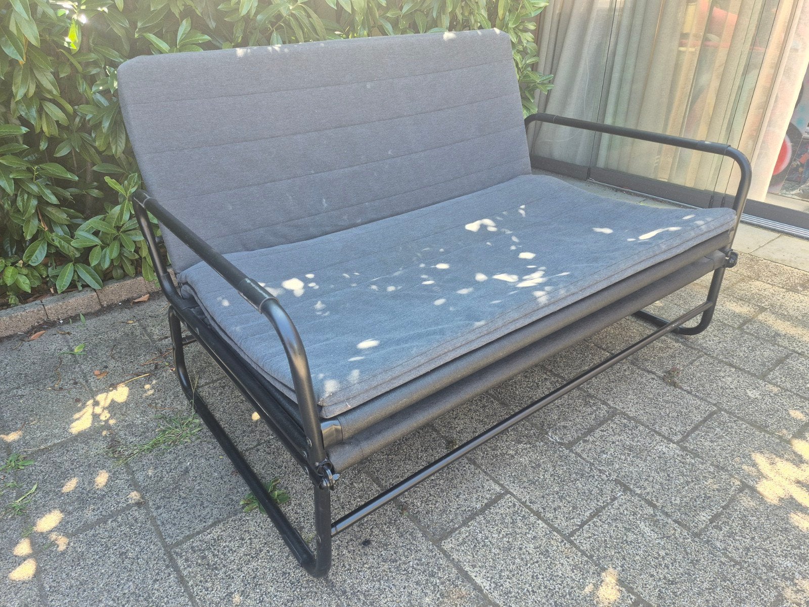Praktische bedbank - ideaal voor logees of kleine ruimtes, Ophalen, Gebruikt, Zwart, Twijfelaar