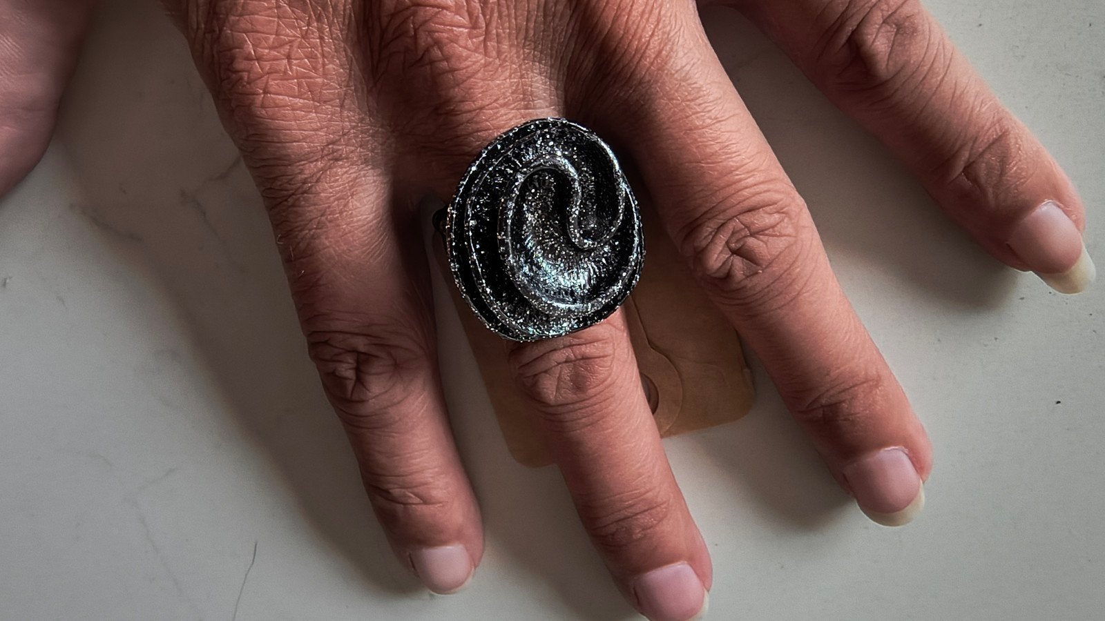 Aanpasbare ring met uniek design, Sieraden, Tassen en Uiterlijk, Ringen, Overige materialen, Zwart, Nieuw, Ophalen of Verzenden