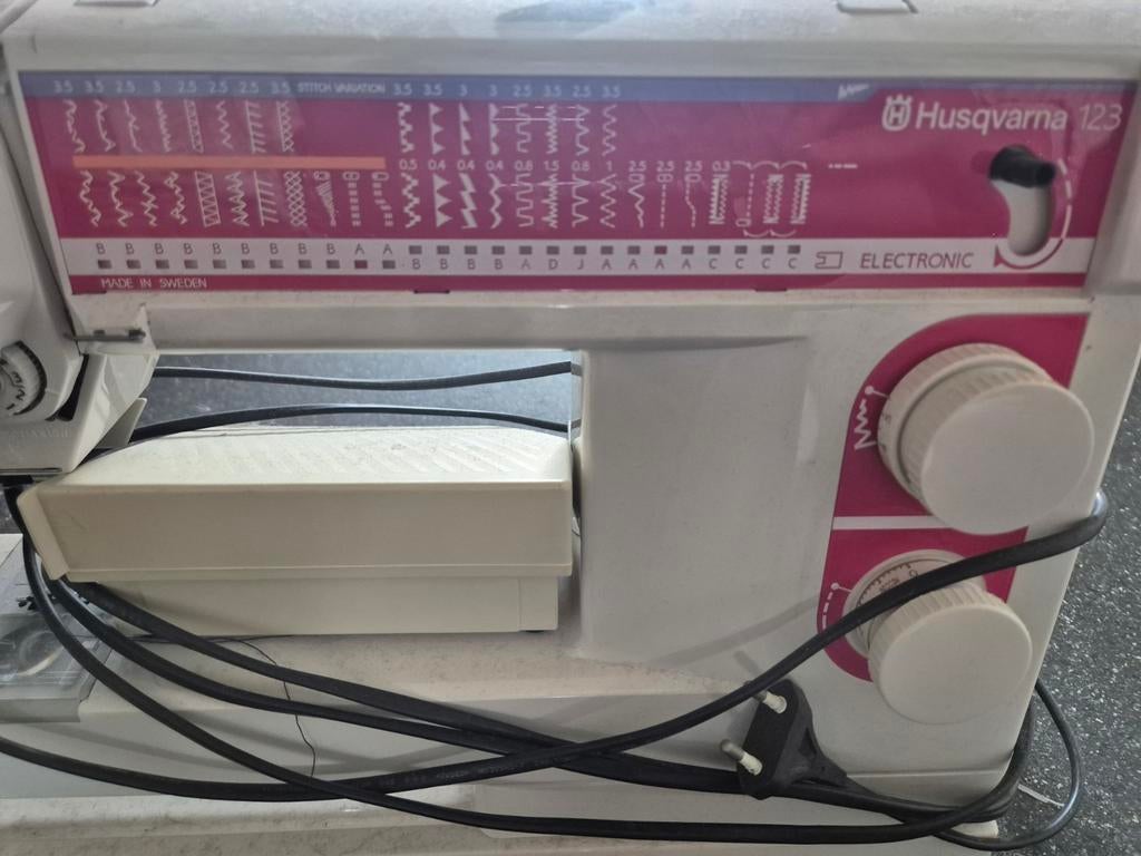 Husqvarna 123 Elektronische Naaimachine, Ophalen, Gebruikt, Naaimachine, Husqvarna