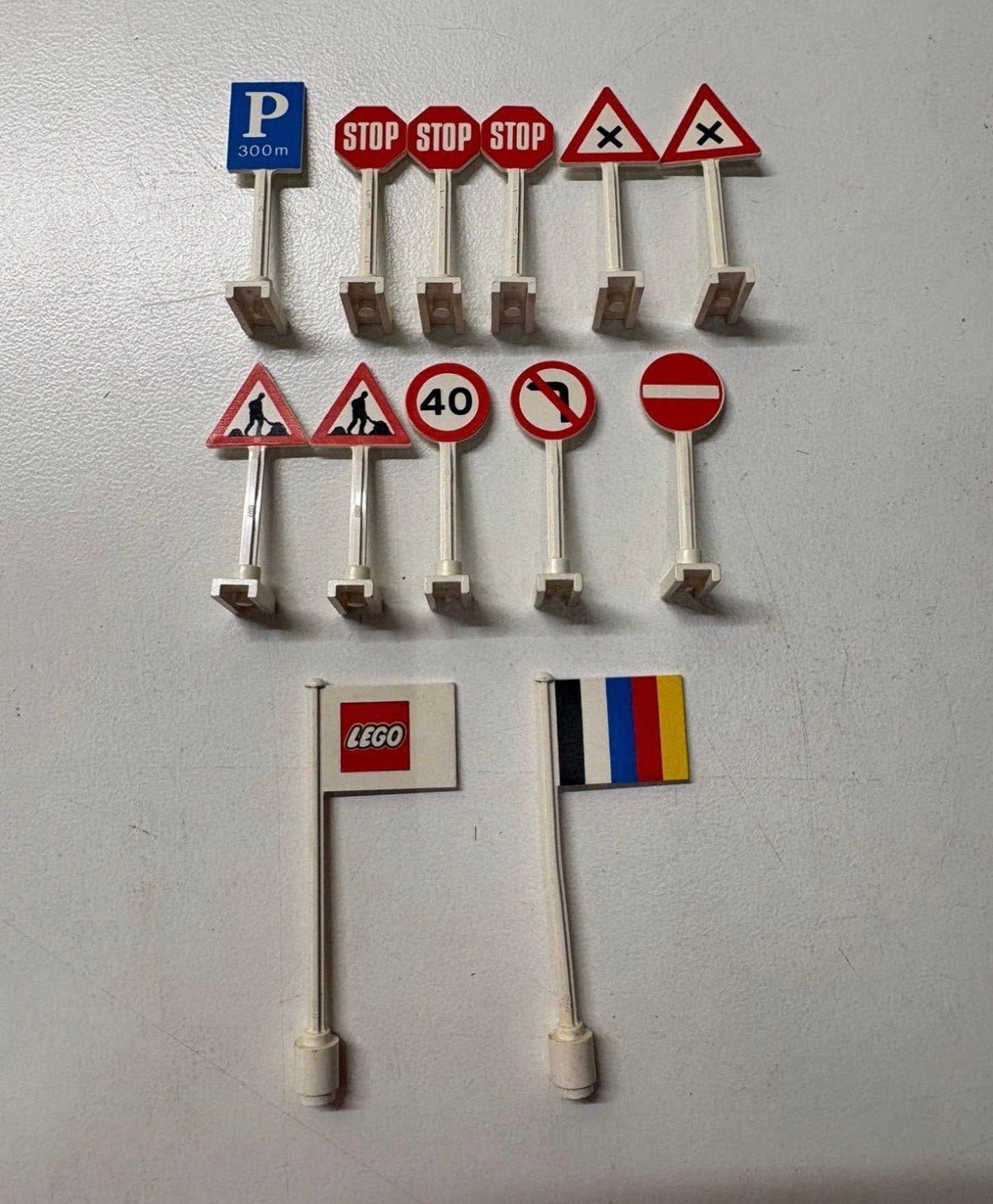 Vintage Lego verkeersborden en vlaggen, City, -, Ophalen of Verzenden, Zo goed als nieuw