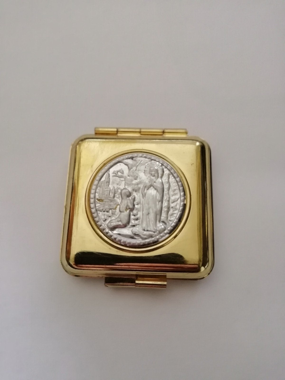 Vintage Gouden Pillendoosje met Religieuze Afbeelding, Ophalen of Verzenden