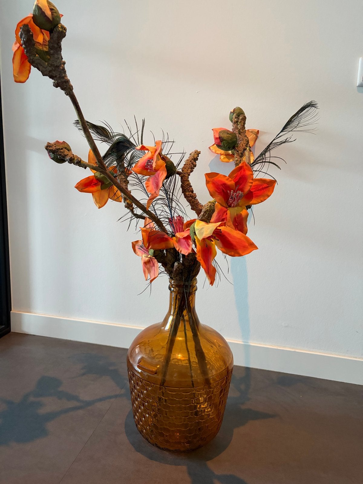 Grote amberkleurige vaas met kunstbloemen, Ophalen, Inclusief decoratie, Oranje, Glas