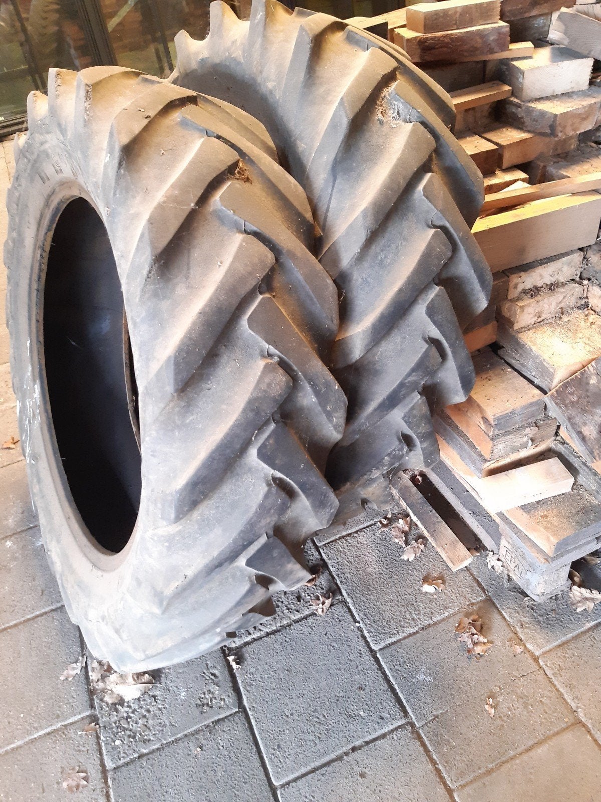 Tractorbanden 12.4-28 - Gebruikt, met droogtescheuren, Ophalen