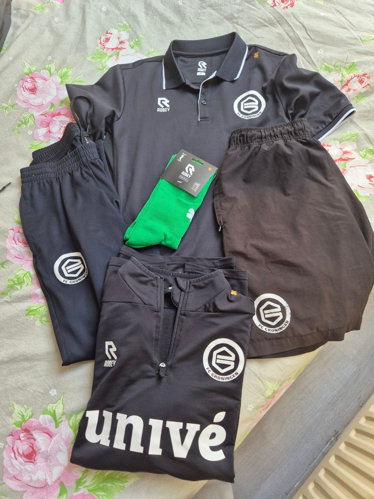 set fc groningen kleding, Ophalen of Verzenden, Gedragen, Maat 48/50 (M)