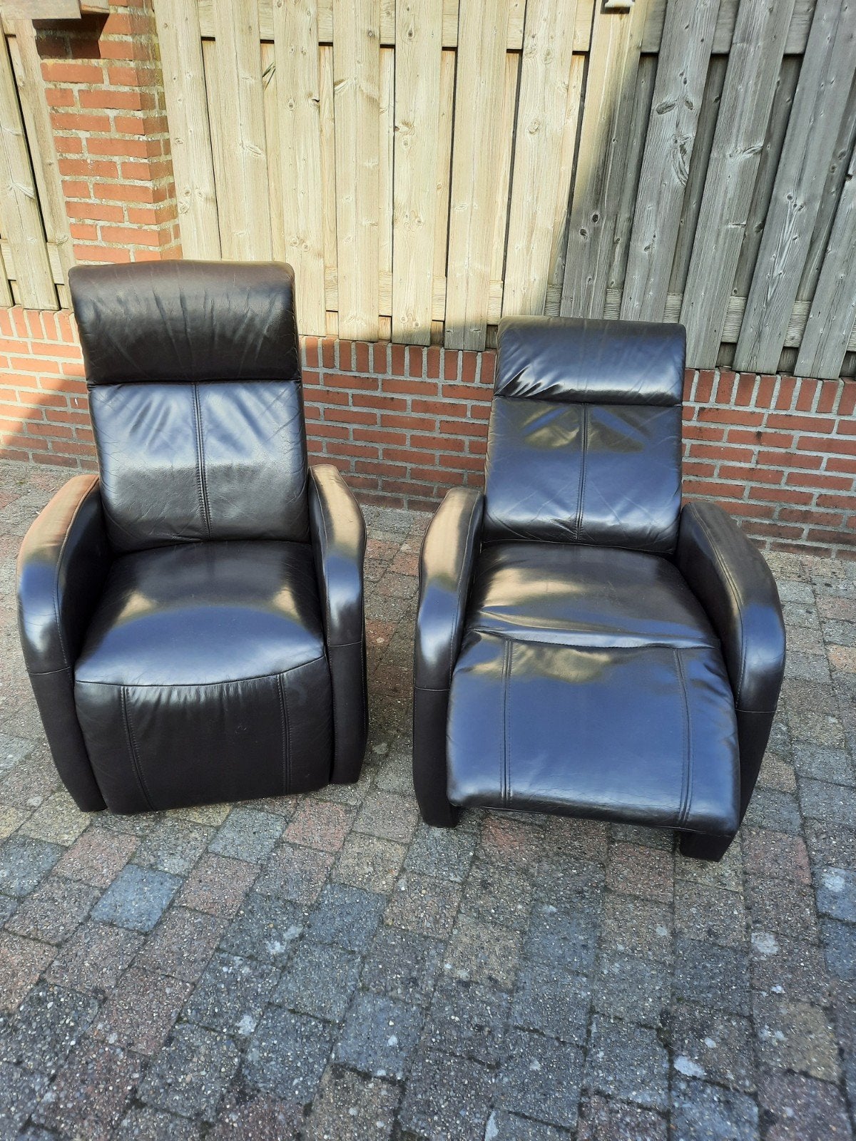 Twee comfortabele leren relaxfauteuils - Donkerbruin