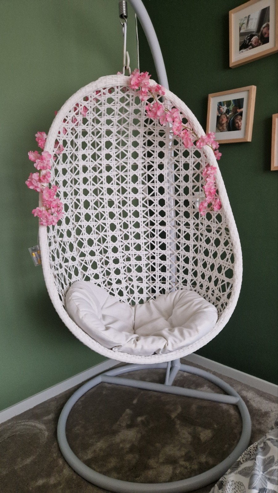 Witte hangstoel met standaard en kussen, Huis en Inrichting, Stoelen, Ophalen, Modern, Bohemian, Wit, Zo goed als nieuw