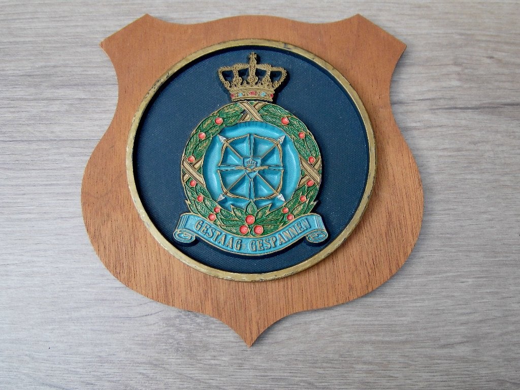 Wapenschildje Koninklijke Luchtmacht Vliegbasis Volkel, Verzamelen, Verzenden, Luchtmacht, Nederland, Embleem of Badge