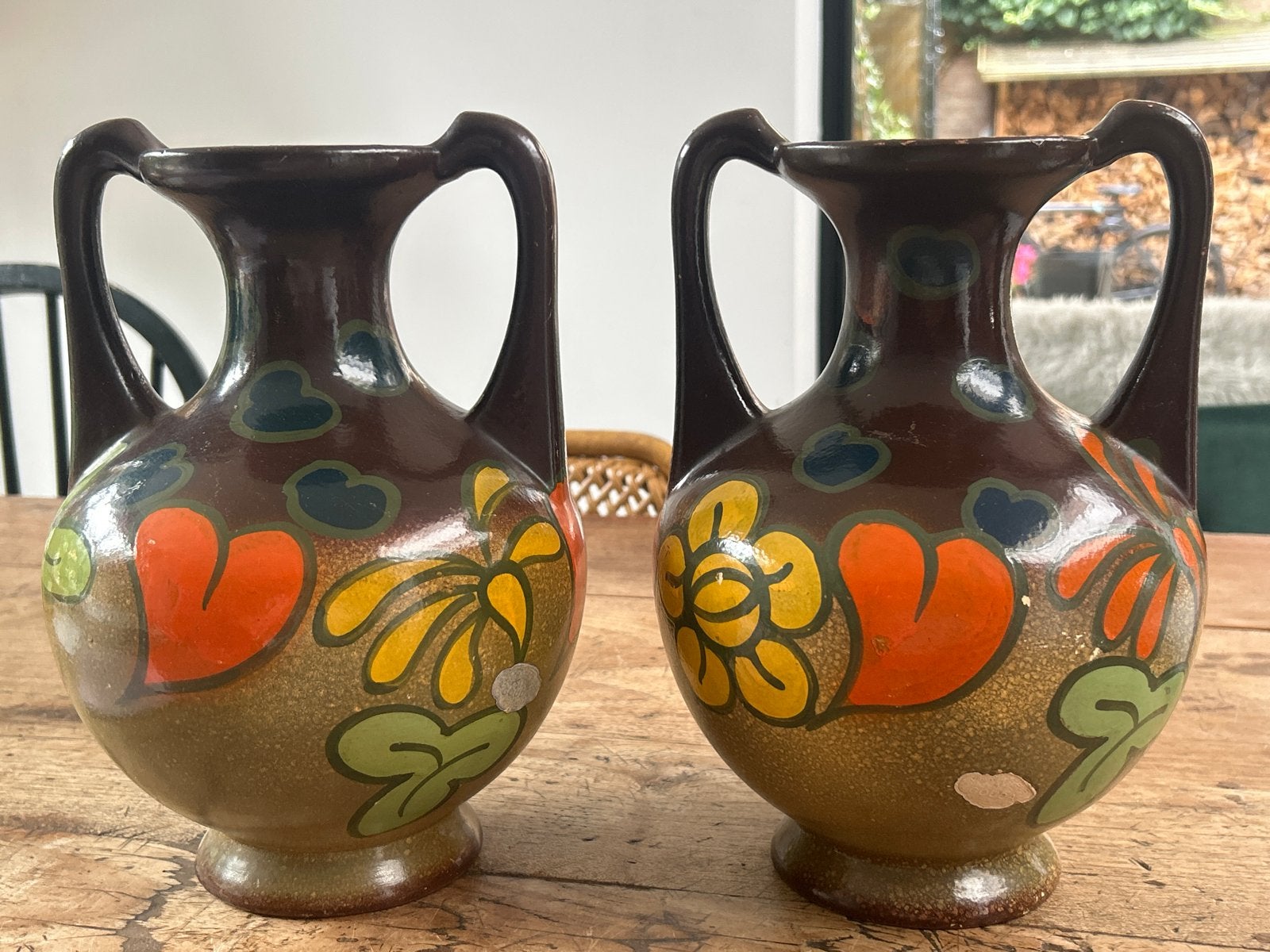 Set van 2 Goudse aardewerk vazen met bloemmotief, Ophalen of Verzenden