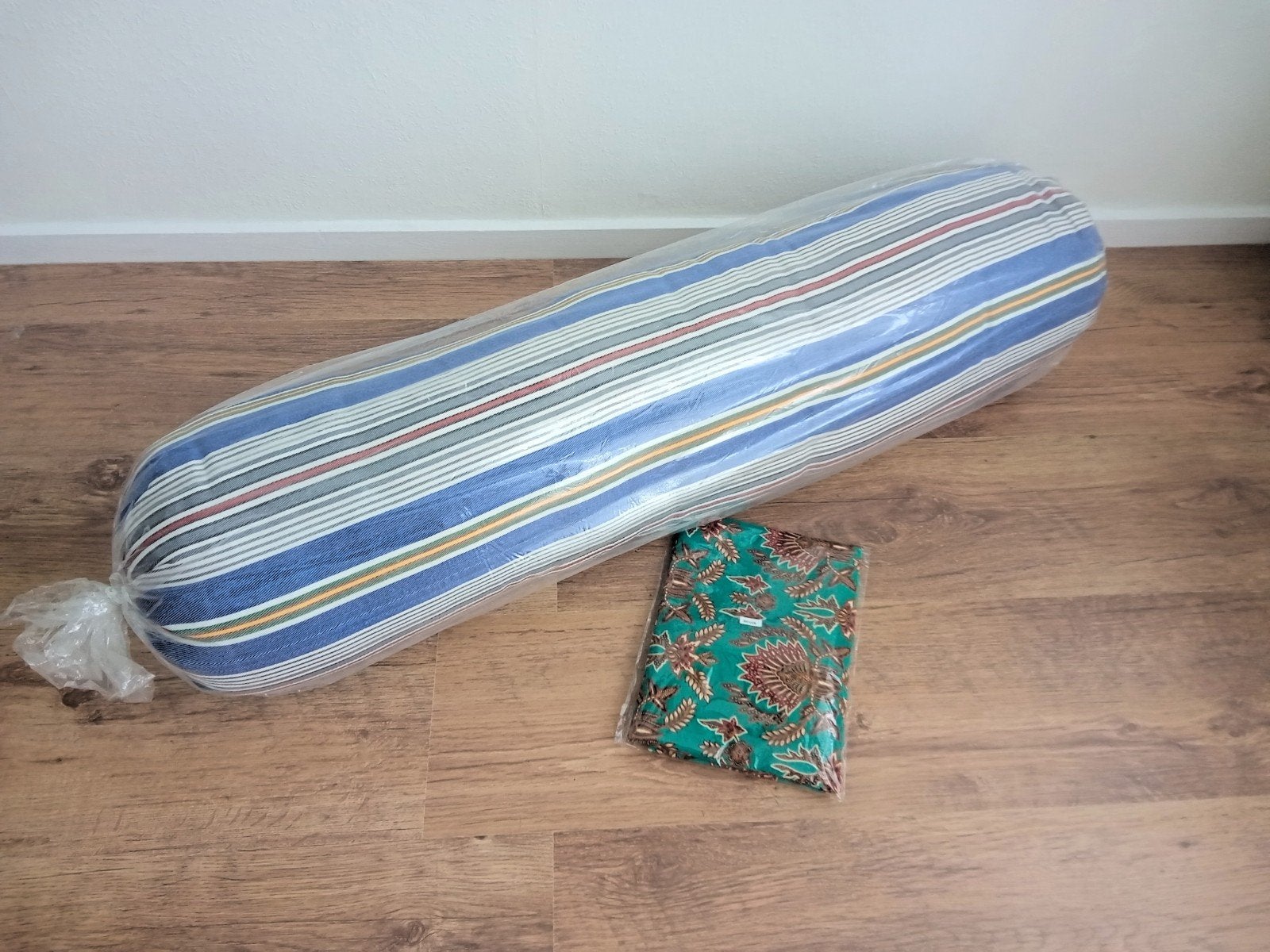 Indonesische guling (bolster) met batik hoes – kapok vulling, Ophalen, Nieuw, Eenpersoons, Kussen