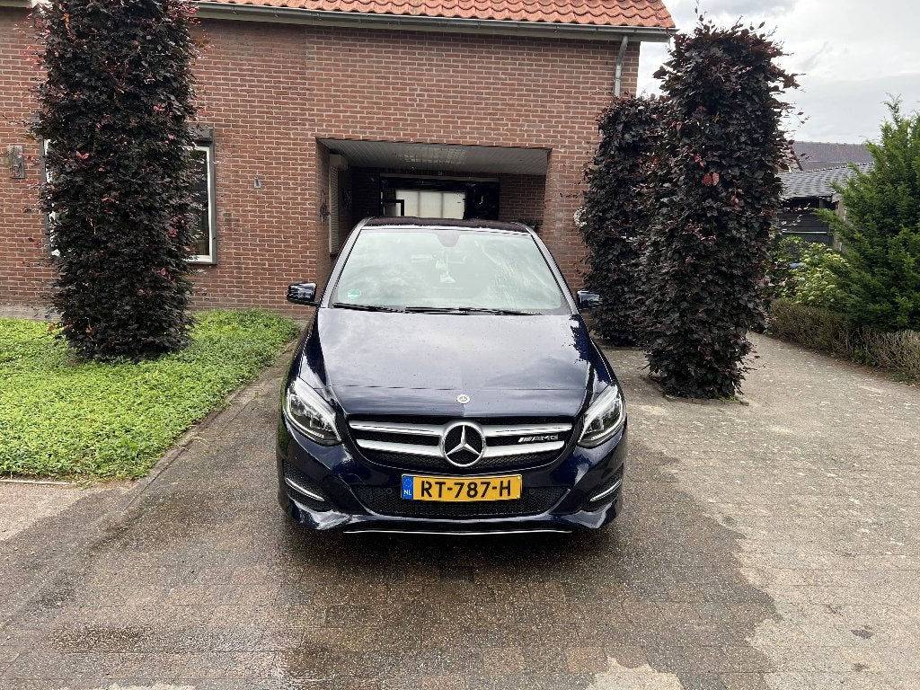 Mercedes-Benz B-Klasse B180 | 122PK | AMG Uitvoering | Blauw, 1325 kg, 4 cilinders, Blauw, Leder en Stof