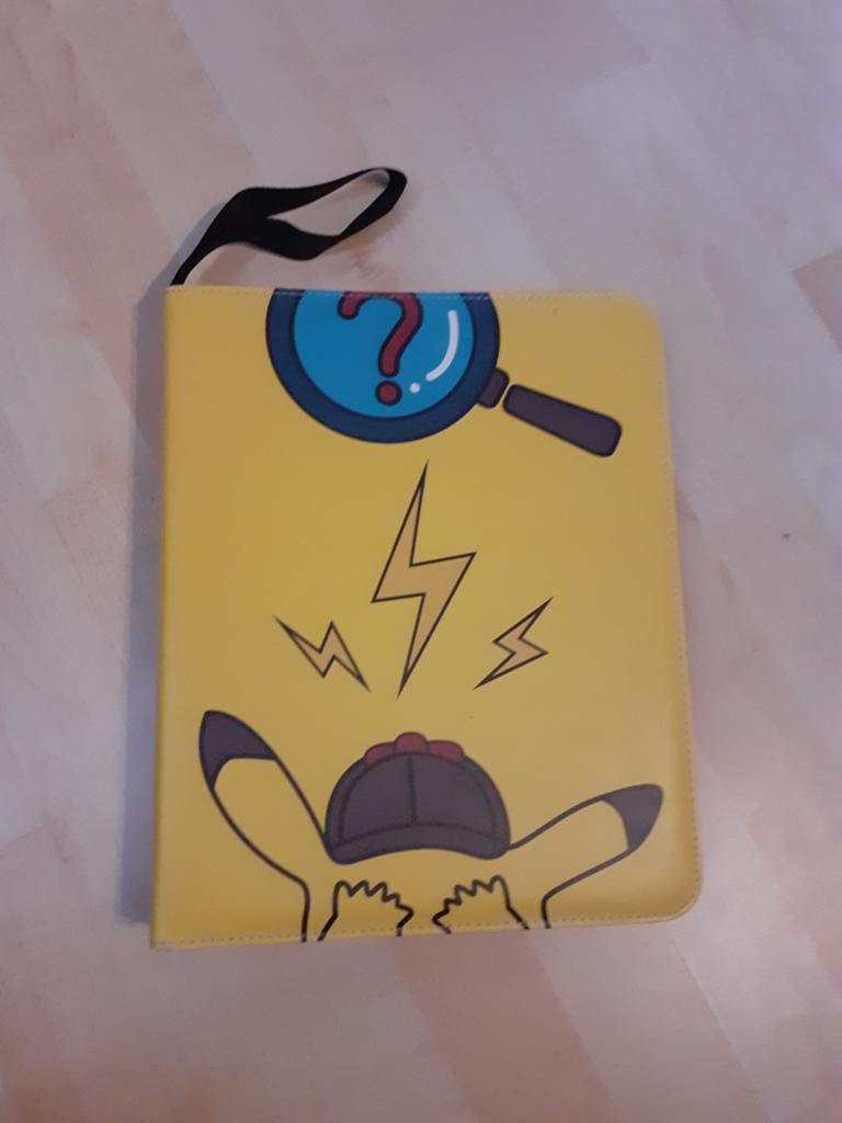 Vezamelmap Pokémon Detective Pikachu  - Zo goed als nieuw, Hobby en Vrije tijd, Verzamelkaartspellen | Pokémon, Ophalen of Verzenden