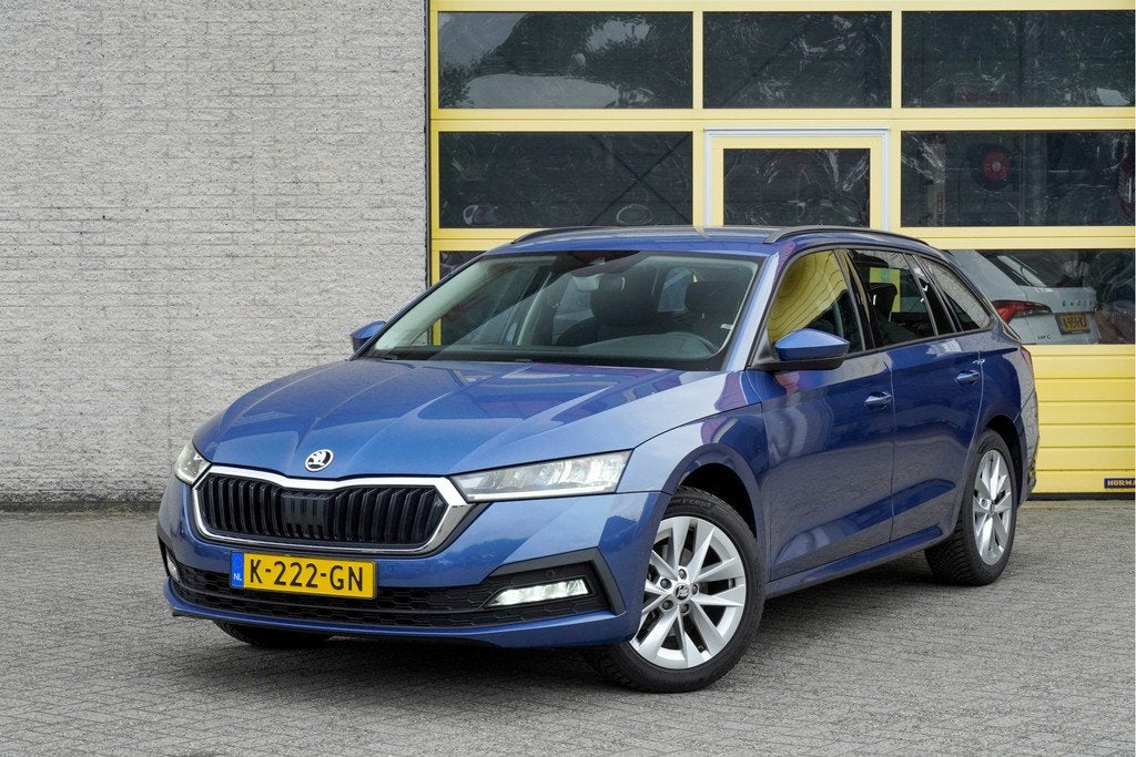 Skoda Octavia Combi 1.0 e-TSI Automaat! Business Edition BJ2, Auto's, Skoda, Stof, Gebruikt, Parkeersensor, Blauw