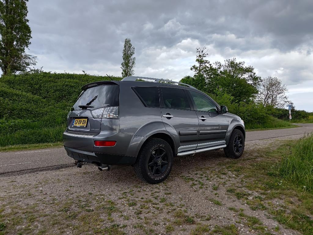Onverwoestbare alleskunner zoekt nieuw baasje! Outlander 4x4, Outlander, Zwart, 7 stoelen, Handgeschakeld