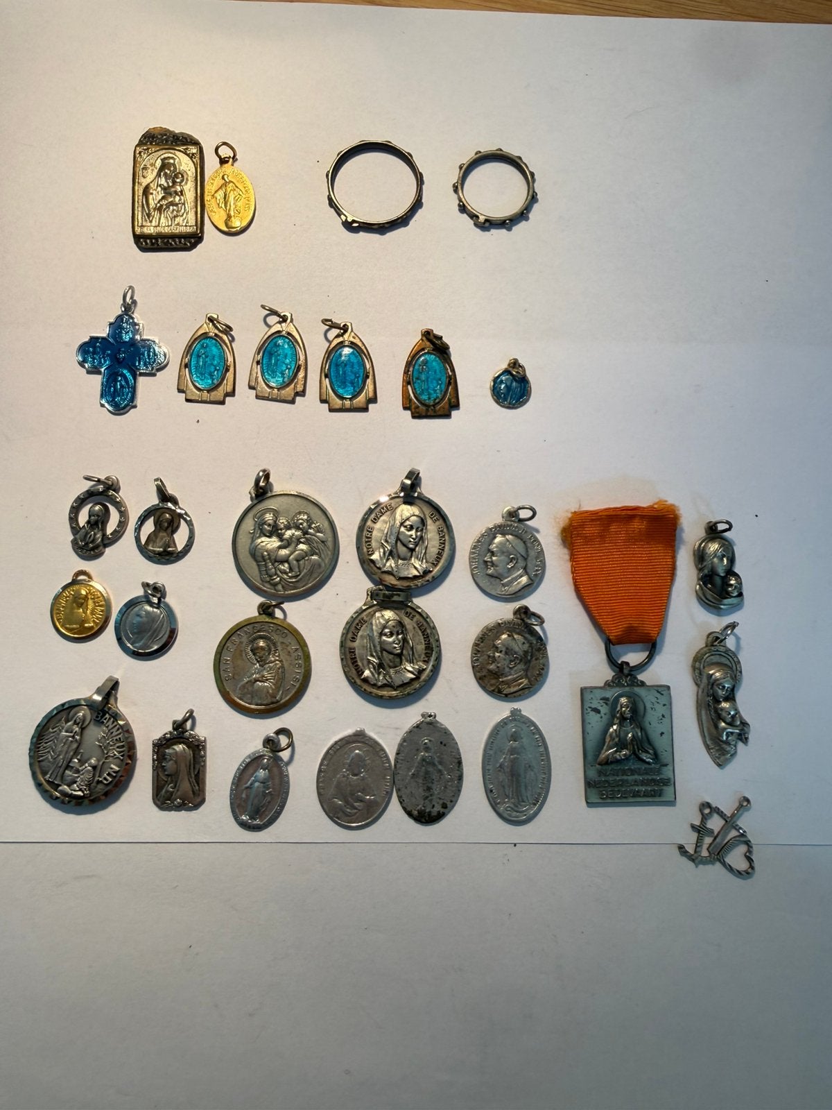 Mooie vintage religieuze medailles & devotionalia 25+ delig, Verzamelen, Religie, Ophalen, Zo goed als nieuw