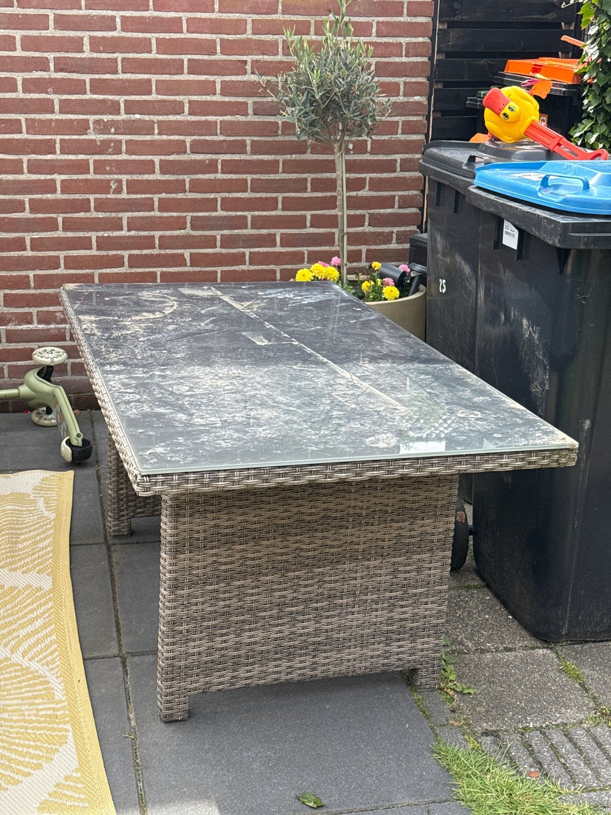 Gratis Tuin Tafel - Wicker met Glazen Blad, Tuin en Terras, Tuintafels, Gebruikt, Rechthoekig, Wicker, Ophalen of Verzenden