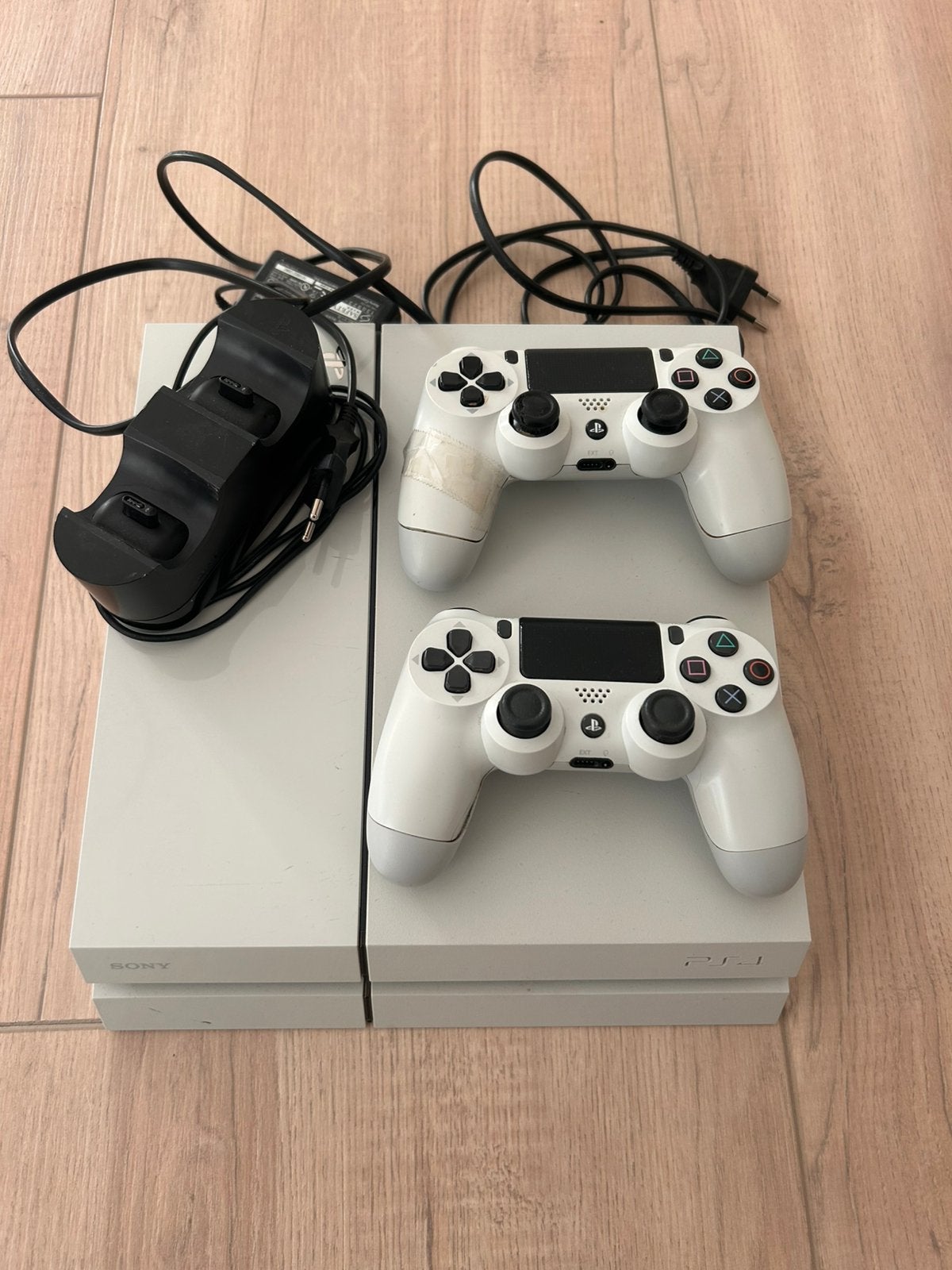 Witte PS4 Slim 500 GB + 2 controllers + dockingstation, Spelcomputers en Games, Ophalen of Verzenden, Gebruikt, Met 2 controllers