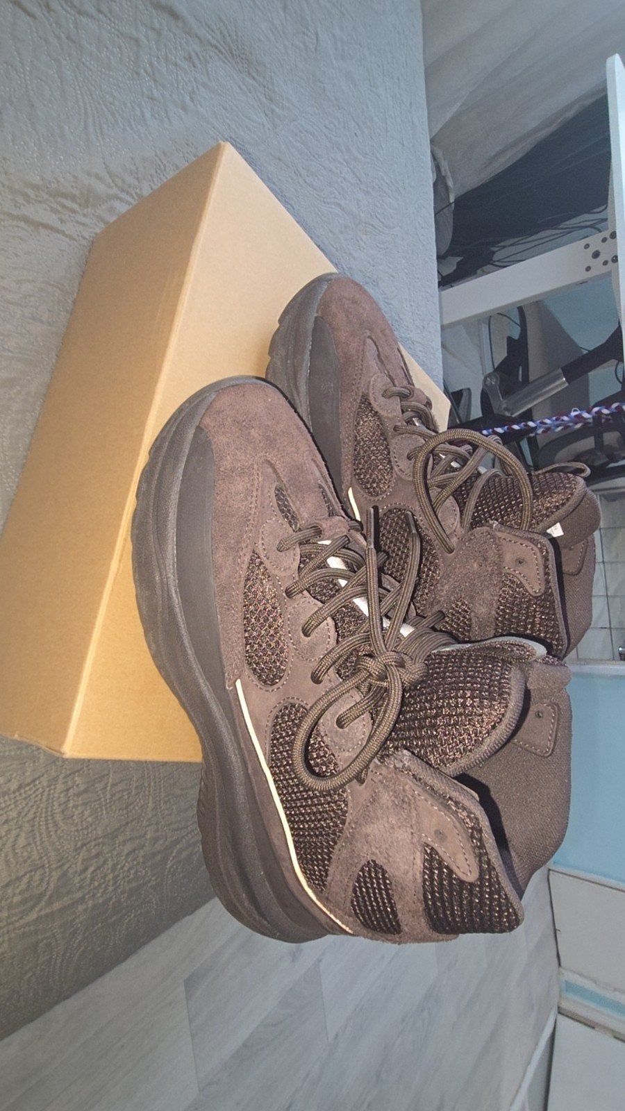Yeezy Desert Boot Oil - Maat 43 1/3, Kleding | Heren, Schoenen, Overige kleuren, Boots, Ophalen of Verzenden, Zo goed als nieuw