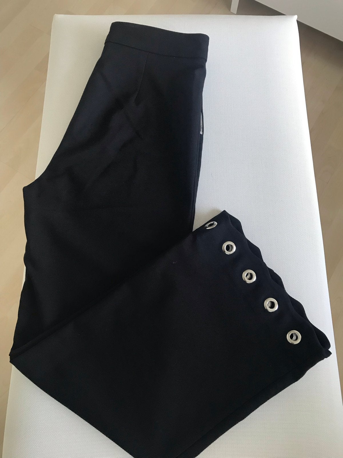 Zwarte Zara broek met zilveren ringen - Maat 36 (xs), Zwart, Ophalen of Verzenden, Zo goed als nieuw, Driekwart