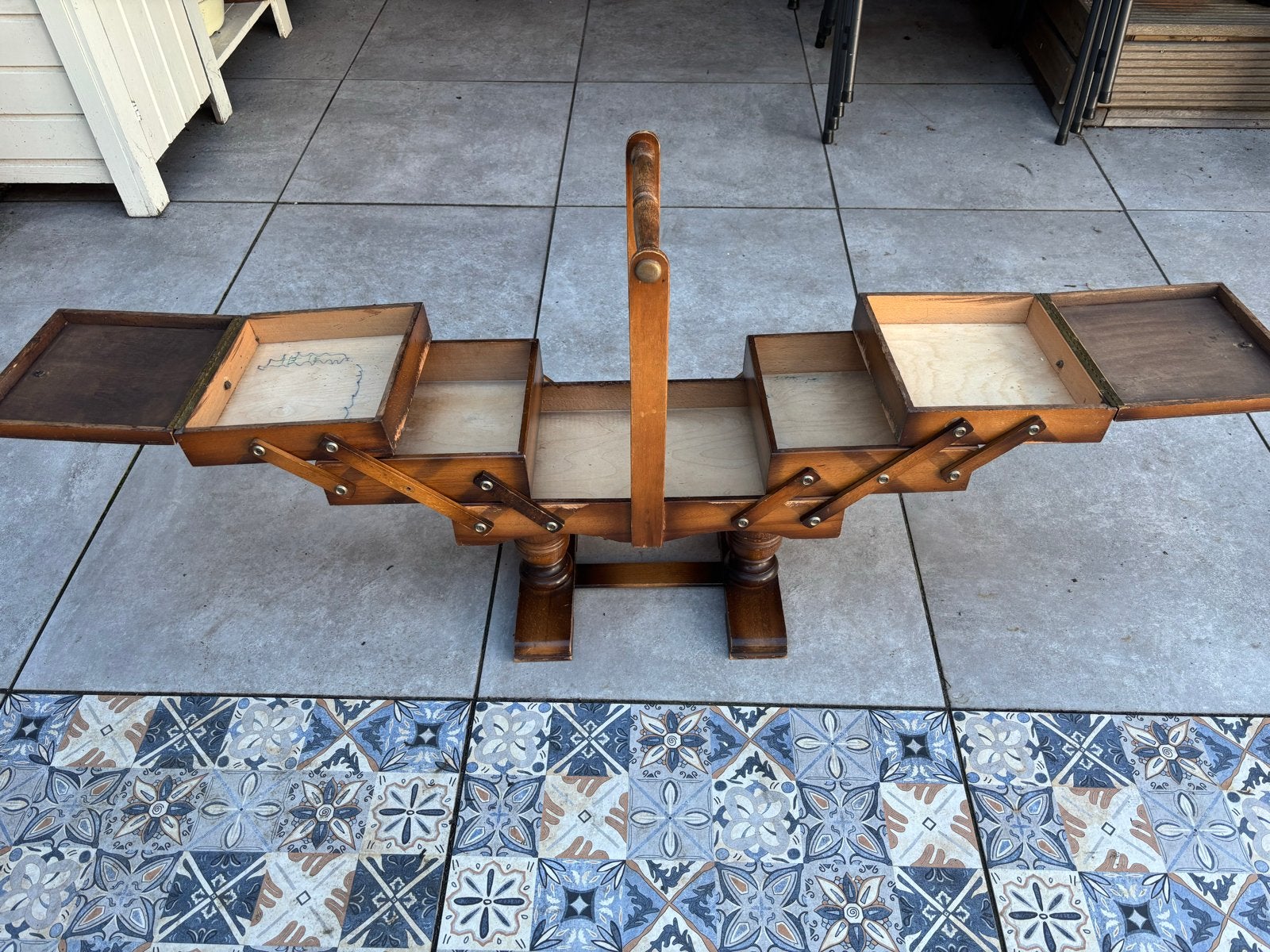 Vintage houten naaidoos op standaard, Ophalen