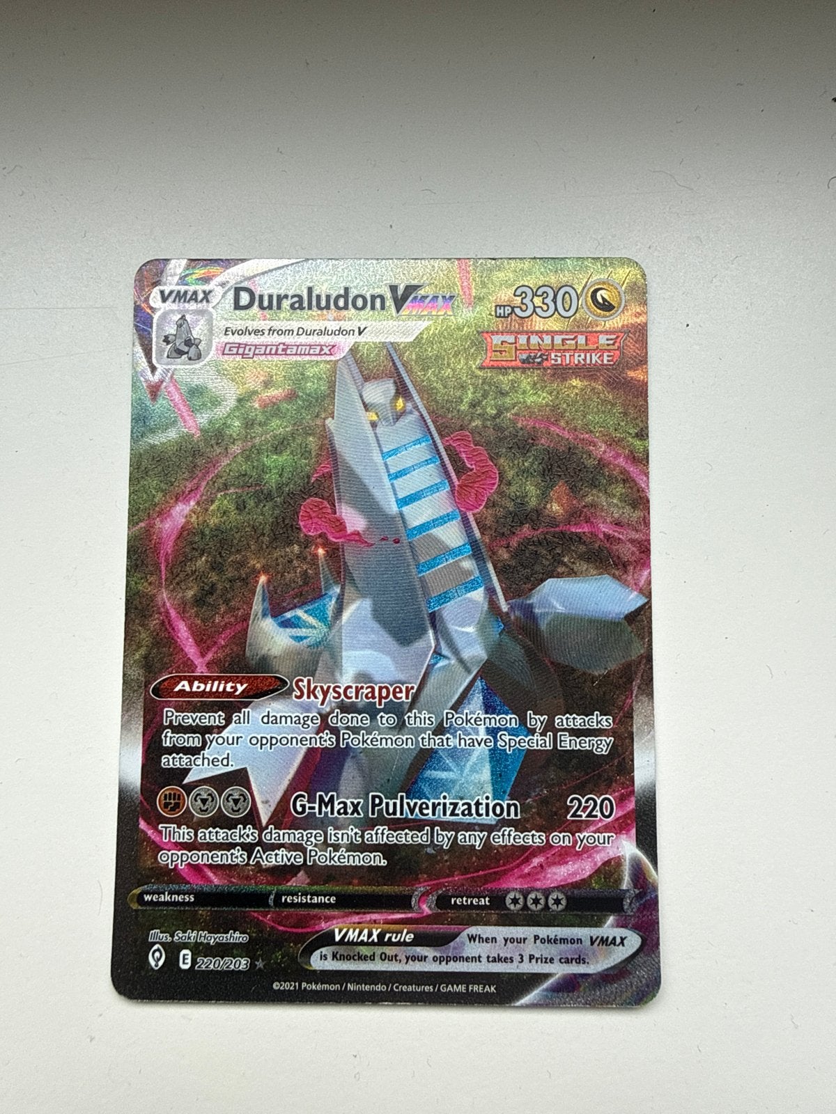 Pokémon TCG Duraludon VMAX – Single Strike, Ophalen of Verzenden, Zo goed als nieuw, Losse kaart, Foil