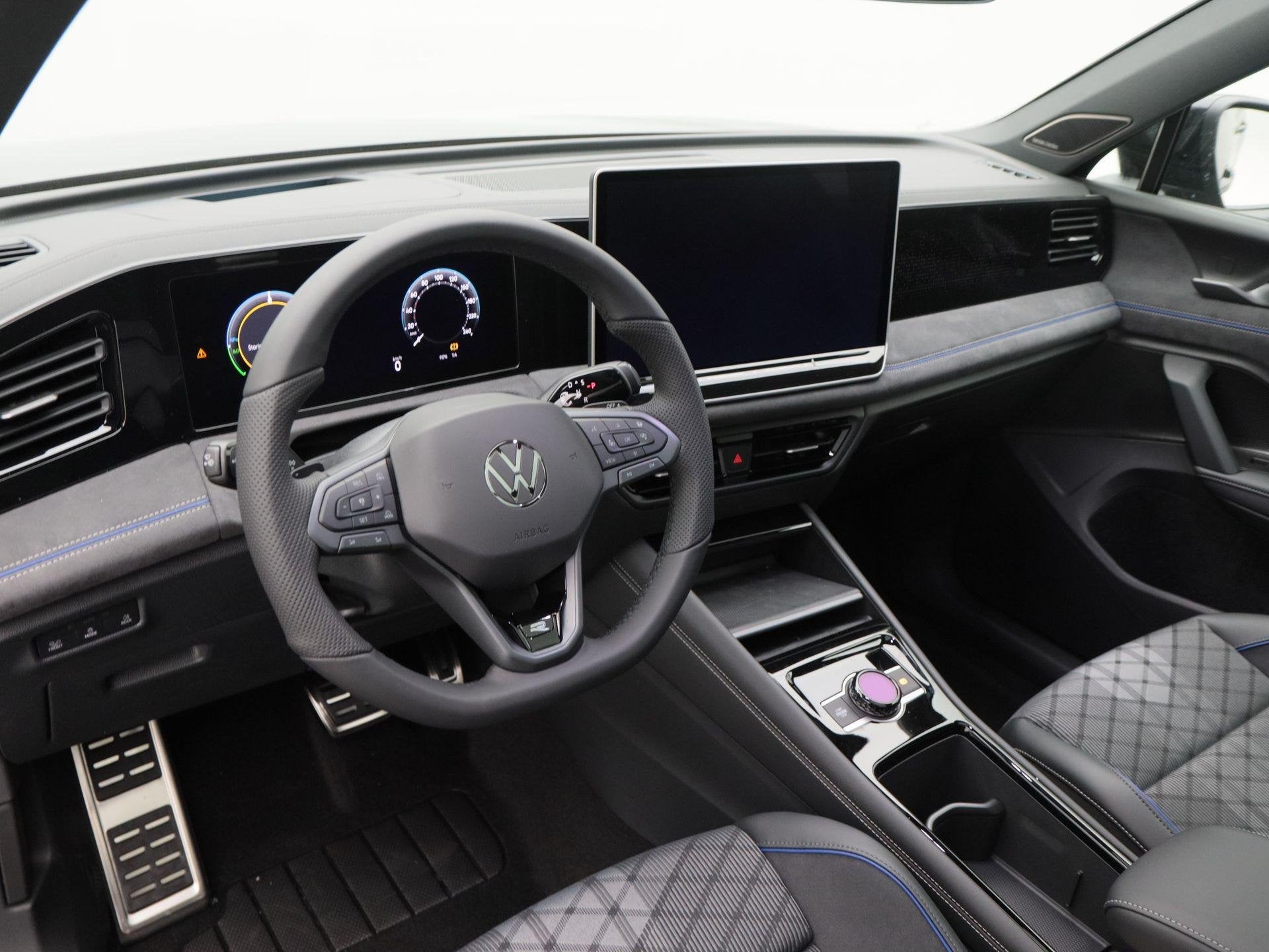 Volkswagen Tiguan R-Line Edition 1.5 eHybrid 272 PK | Trekha, Stof, 1498 cc, 4 cilinders, 2000 kg