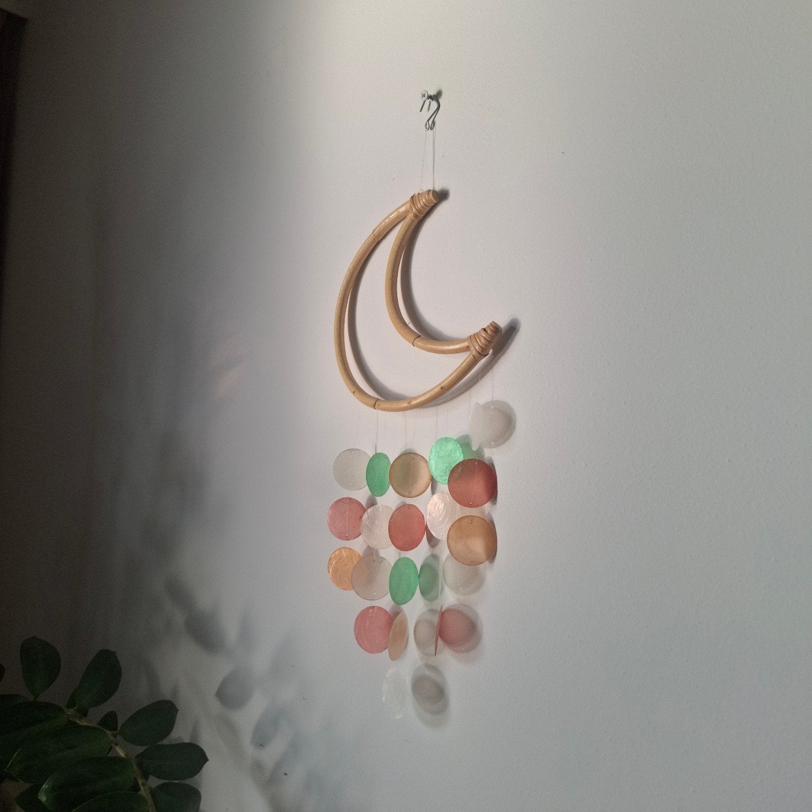 Rotan Maanhanger Wanddecoratie 40 cm | Capiz Ibiza Boho, Meerkleurig, Nieuw, Ophalen of Verzenden, Natuurlijk materiaal