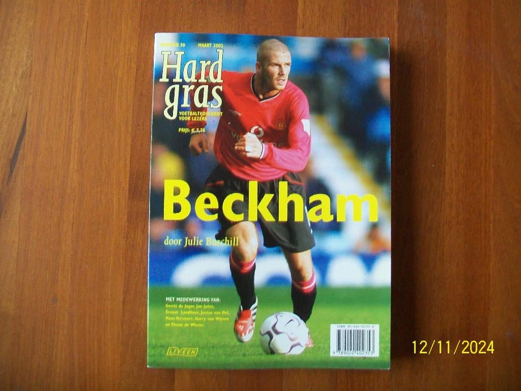 Hard Gras - Beckham door Julie Burchill, Verzamelen, Verzenden, Zo goed als nieuw, Buitenlandse clubs, Boek of Tijdschrift