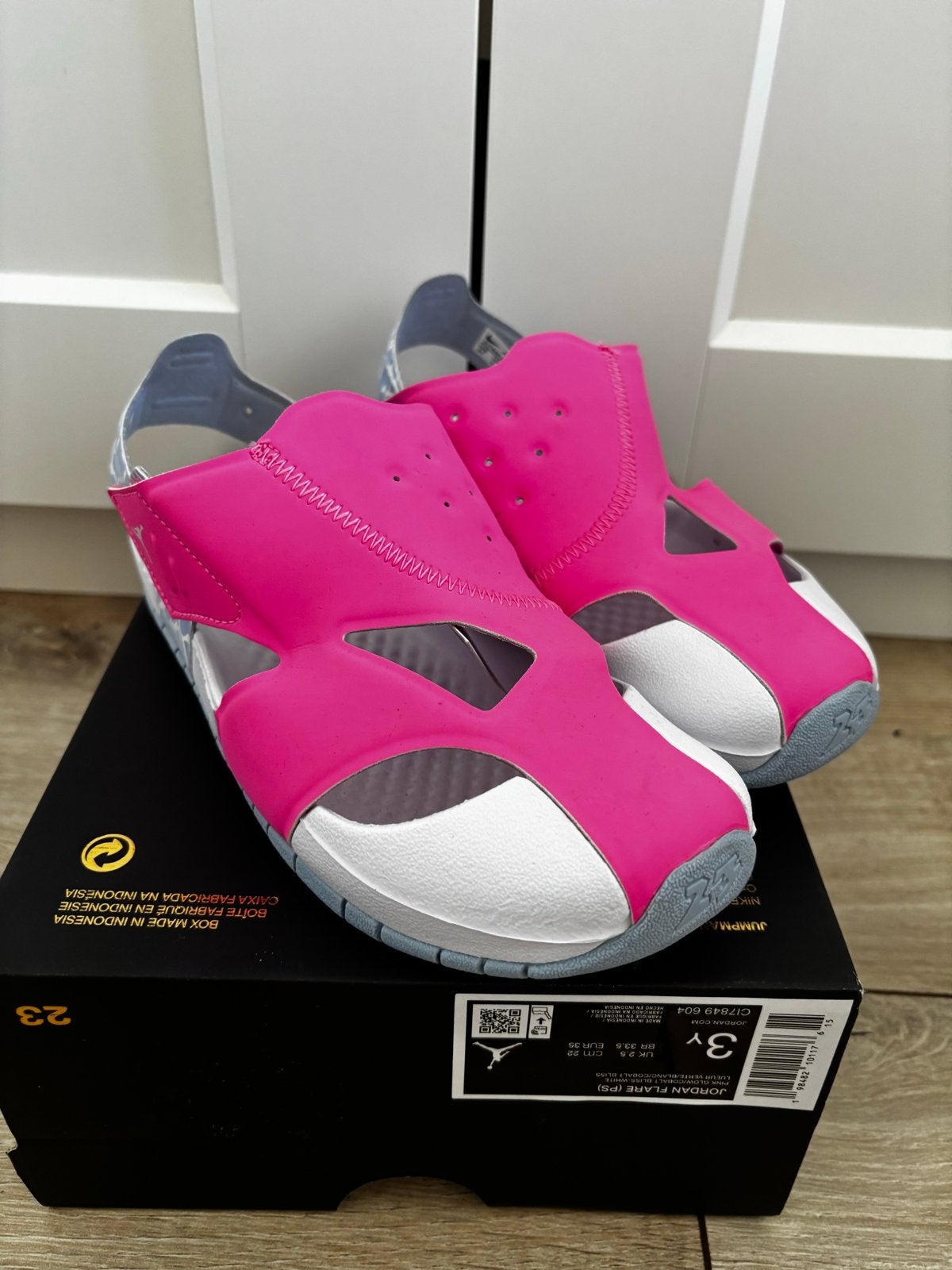 Nieuwe Jordan Flare sandalen roze maat 35, Ophalen of Verzenden, Nieuw, Meisje, Schoenen