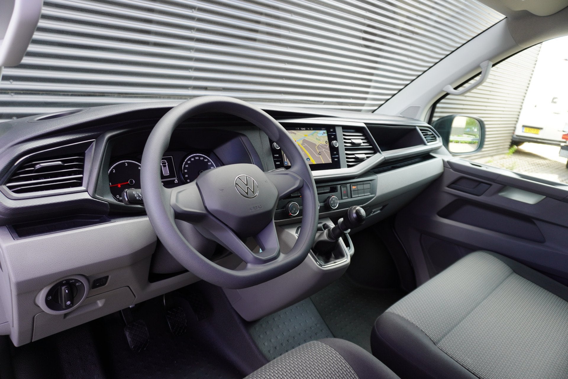 Volkswagen Transporter 2.0 TDI L1H1 28 110pk Trekhaak Naviga, Auto's, Voorwielaandrijving, Start-stop-systeem, Gebruikt, 4 cilinders