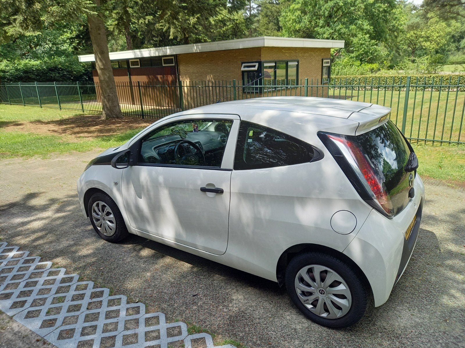 Toyota Aygo 1.0 12V Vvt-i 3DRS 2016 Wit, Voorwielaandrijving, Stof, Zwart, 4 stoelen