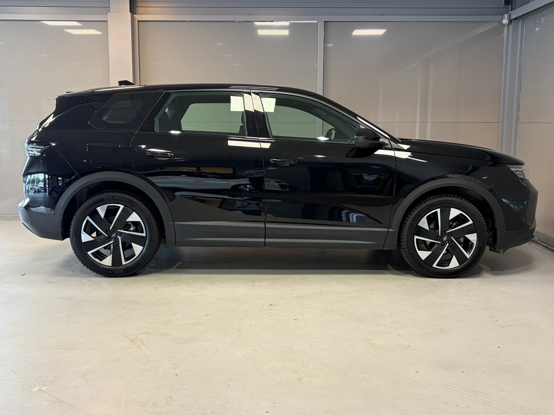 Opel GRANDLAND GS 1.2 Turbo Hybrid 145pk | Cruise control ad, Auto's, Stof, Gebruikt, 1199 cc, Zwart