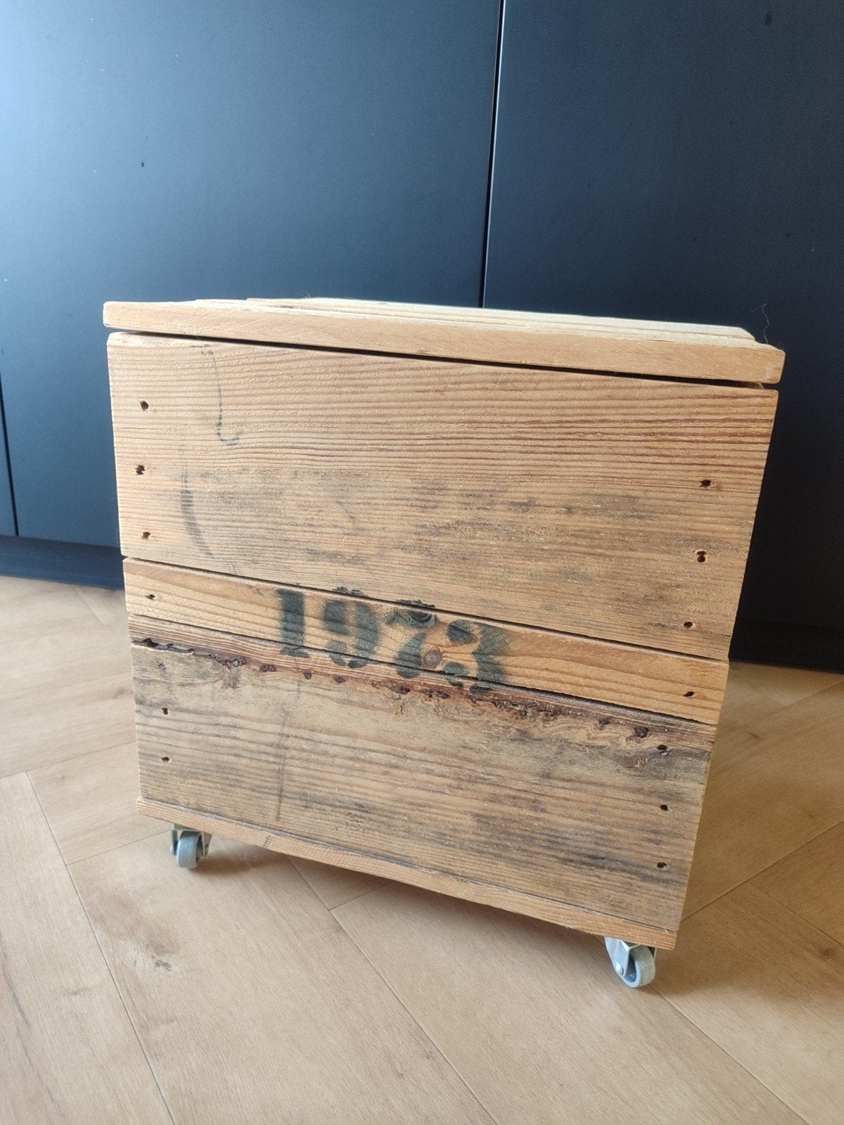 Vintage look houten kistje op wieltjes/ nachtkastje, Ophalen, 50 – 75, Minder dan 50 cm, 50 tot 100 cm
