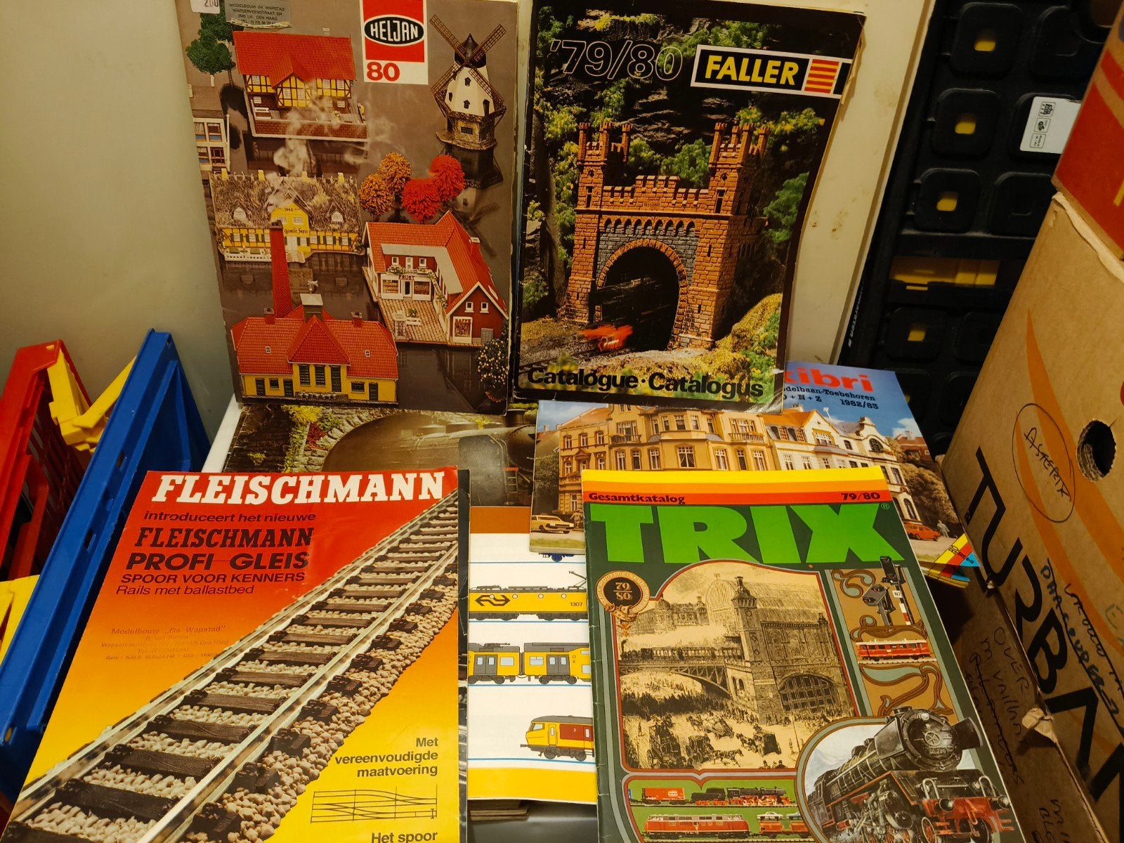 Grote collectie modelspoor catalogi (jaren '70/'80), Ophalen of Verzenden, Gebruikt, Boek, Tijdschrift of Catalogus, Overige merken