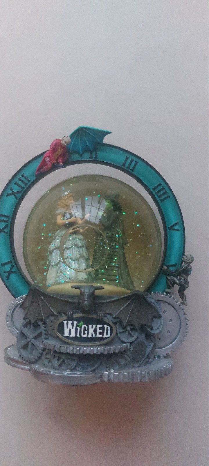 WICKED Snow Globe, Verzamelen, Ophalen of Verzenden, Overige figuren, Zo goed als nieuw, Beeldje of Figuurtje