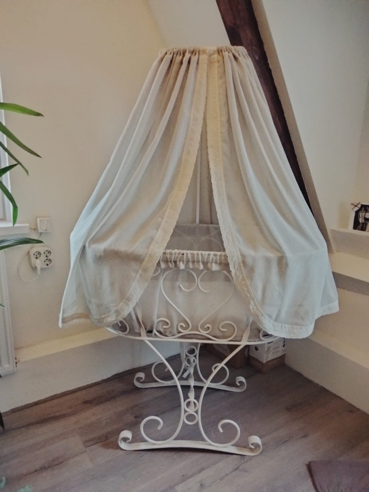 Prachtig vintage wiegje met hemel en bekleding, Ophalen, Zo goed als nieuw, Wieg