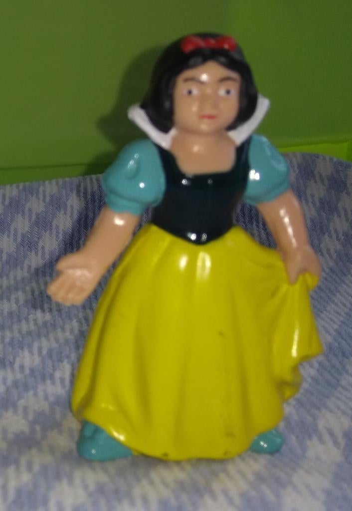 Assepoester kunststof poppetje  Hoogte 7cm, Ophalen of Verzenden, Assepoester of Belle, Gebruikt, Beeldje of Figuurtje